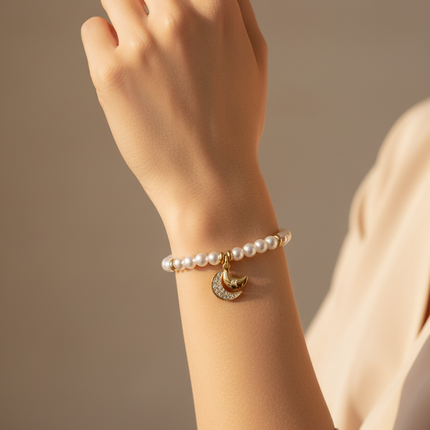 Bracciale 2JEWELS 232341 indossato al polso donna perle bianche ciondolo luna gold mood romantico