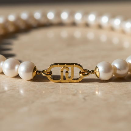 Dettaglio macro perle sintetiche bianche Liu Jo bracciale LJ2235