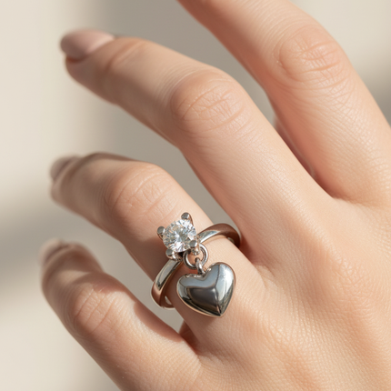 Anello solitario indossato lifestyle romantico elegante