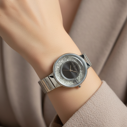 Orologio Roccobarocco donna indossato al polso con cassa trasparente e cristalli