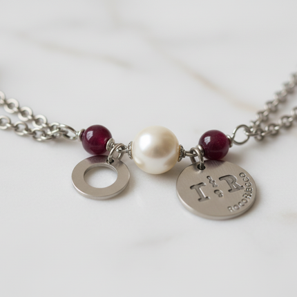 Dettaglio macro collana RoccoBarocco acciaio doppio filo perle resina bordeaux