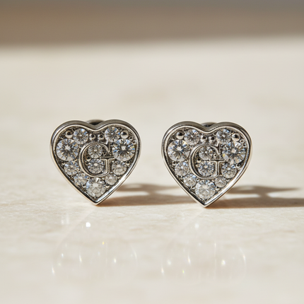 Dettaglio brillanti cristalli Swarovski orecchini GUESS