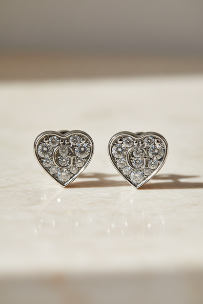 Dettaglio brillanti cristalli Swarovski orecchini GUESS