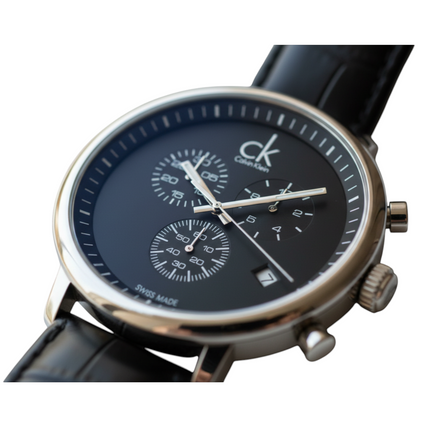 Dettaglio quadrante nero cronografo tre subdials - logo CK