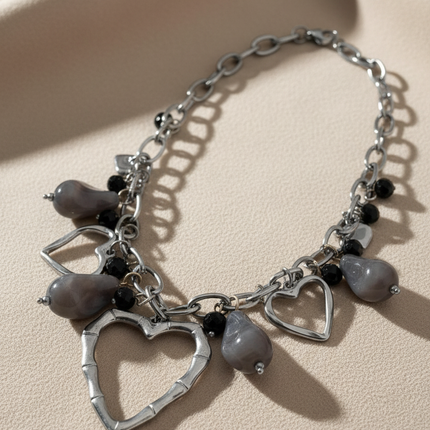 Dettaglio charm resina grigia
