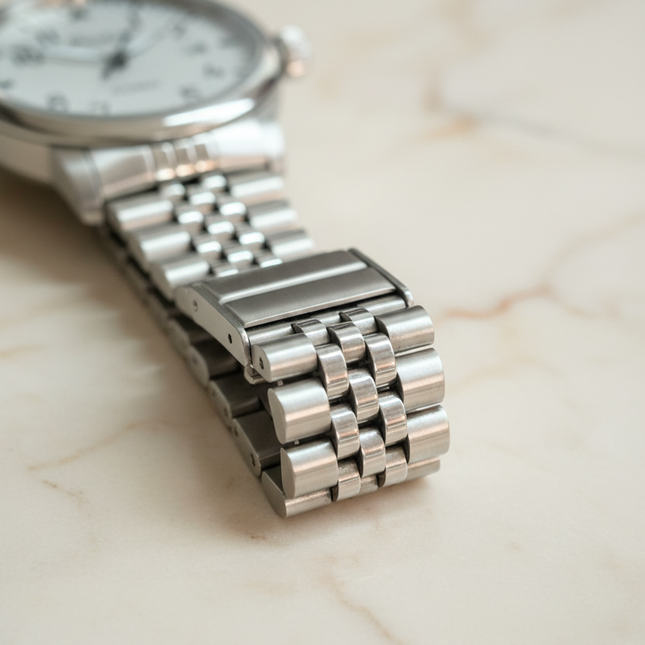 Dettaglio chiusura e maglie bracciale acciaio orologio Mondia