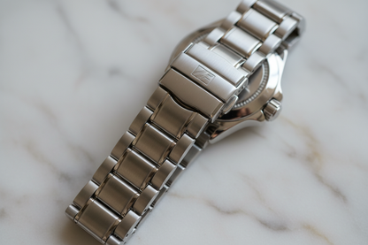 Dettaglio bracciale acciaio orologio sportivo Sector