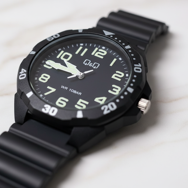 Dettaglio macro quadrante orologio sportivo nero con indici