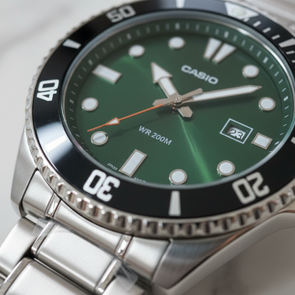 Dettaglio orologio diver verde