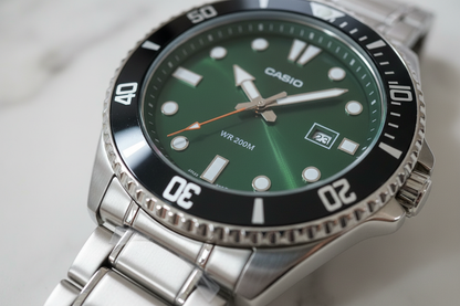 Dettaglio orologio diver verde