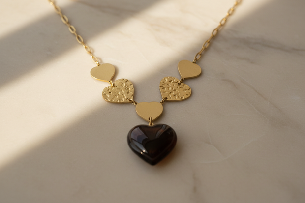 Dettaglio catena oro e connessioni cuori collana donna