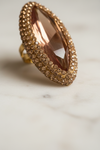 Dettaglio pavé cristalli dorati: doppio halo scintillante