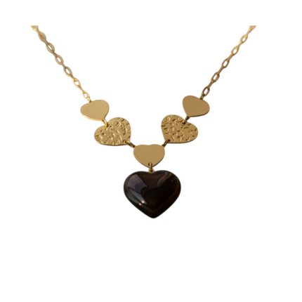 Dettaglio catena oro e connessioni cuori collana donna