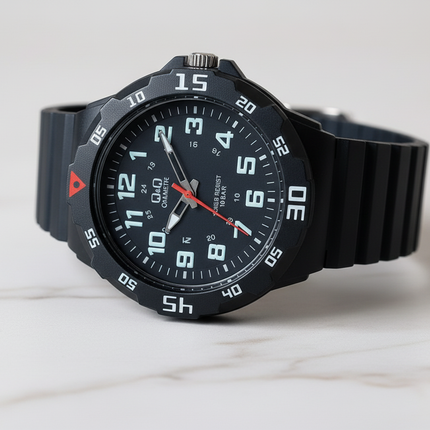 Dettaglio macro quadrante orologio sportivo Q&Q con indici