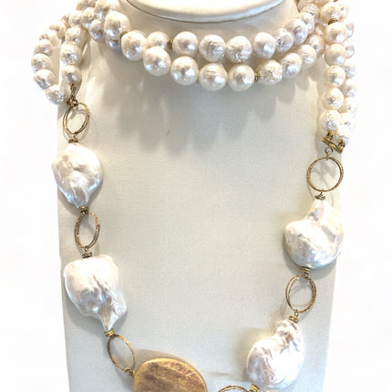 Tempo A Tempo PassioneDele handmade 60cm necklace featuring irregular baroque pearls and gold-tone metal accents