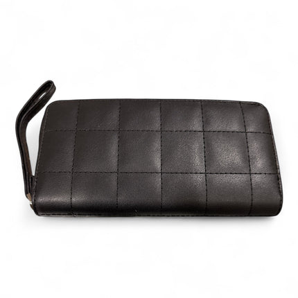 Tempo A Tempo unisex black quilted wallet with wrist strap and secure zip closure for cards and cash