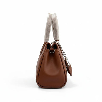 Tempo A Tempo Borsa donna Regina Schrecker mini bag in ecopelle color cuoio con charms a cuore e catena silver