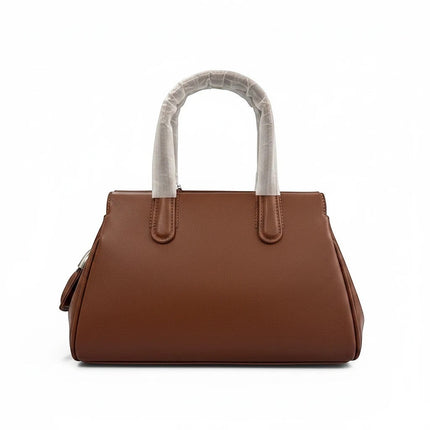 Tempo A Tempo Borsa Regina Schrecker mini bag in ecopelle color cuoio con charms a cuore e catena silver, tracolla inclusa.
