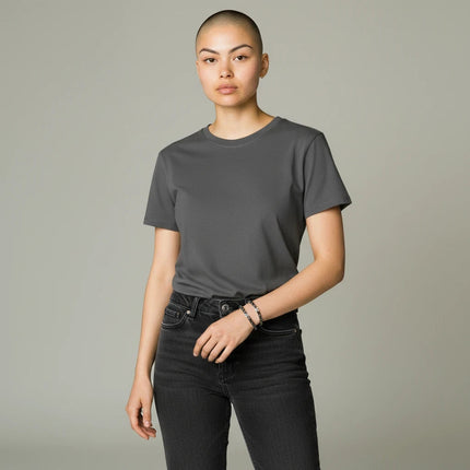Bracciale Tempo A Tempo in acciaio 316L bicolore nero e silver con ancora, indossato da una modella.