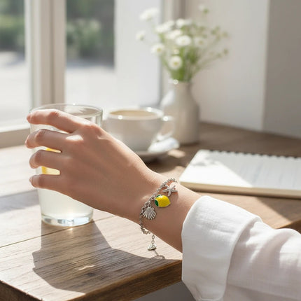 Tempo A Tempo Bracciale da donna in acciaio argentato con charm a limone smaltato, conchiglia e stella marina.