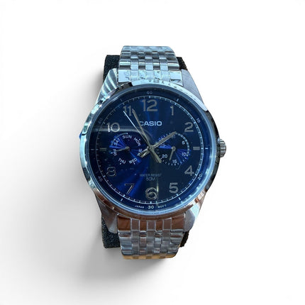 Tempo A Tempo Casio MTP-E340D-2AVDF men's watch with a deep blue dial, stainless steel bracelet, and day-date display.
