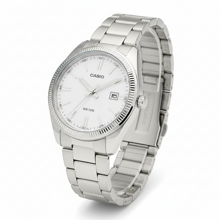 Tempo A Tempo Casio analog men's watch with white dial, stainless steel bracelet, and date window. Elegant and classic.