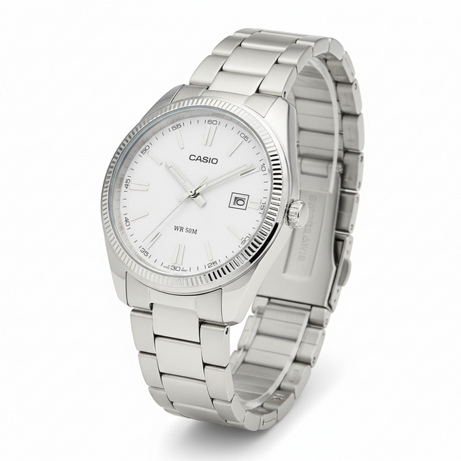 Tempo A Tempo Casio analog men's watch with white dial, stainless steel bracelet, and date window. Elegant and classic.