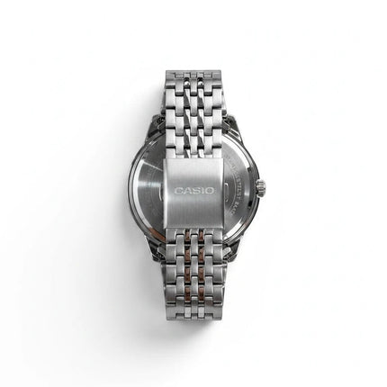 Orologio da uomo Tempo A Tempo Casio MTP-E340D-2AVDF con cassa e bracciale in acciaio, quadrante blu multifunzione.
