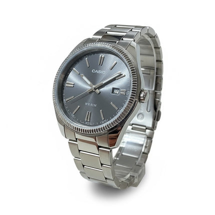 Tempo A Tempo Casio MTP1302PD-1A1VEF men's analog watch with a grey dial, stainless steel case, and date display.