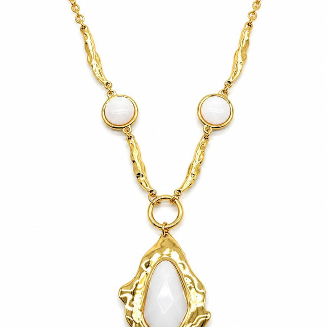 Collana Tempo A Tempo in acciaio dorato con catena martellata e ciondolo geometrico in resina bianco latte