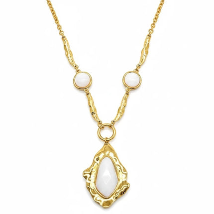 Collana Tempo A Tempo Shelly in acciaio dorato con catena martellata e ciondolo geometrico in resina bianco latte