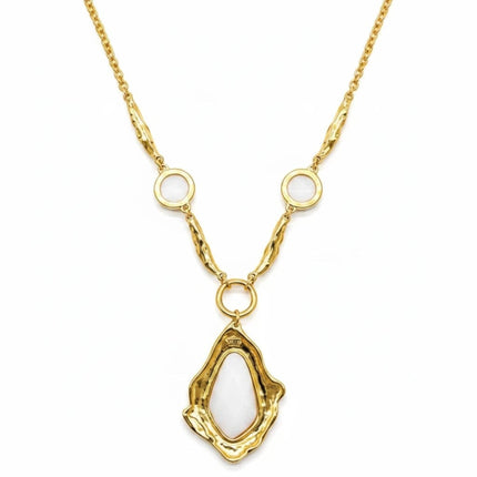 Collana Tempo A Tempo Shelly in acciaio dorato con catena martellata e ciondolo geometrico in resina bianco latte