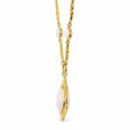 Collana Tempo A Tempo Shelly in acciaio dorato con catena martellata e ciondolo geometrico in resina bianco latte