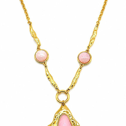 Collana Tempo A Tempo Shelly in acciaio dorato con catena martellata e ciondolo geometrico in resina rosa antico