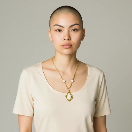 Modella indossa collana Tempo A Tempo in acciaio dorato con catena martellata e ciondolo geometrico in resina bianco latte
