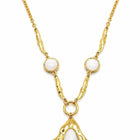 Collana Tempo A Tempo in acciaio dorato martellato con ciondolo geometrico e dettagli in resina bianco latte