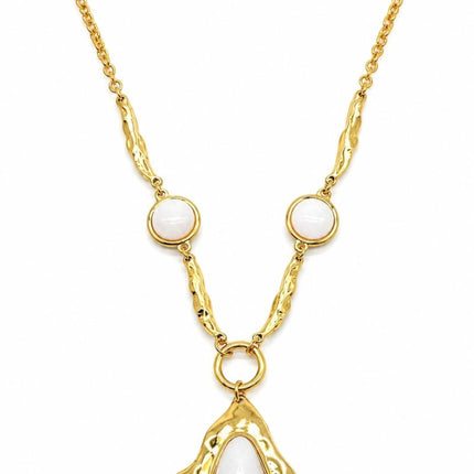 Collana Tempo A Tempo in acciaio dorato martellato con ciondolo geometrico e dettagli in resina bianco latte