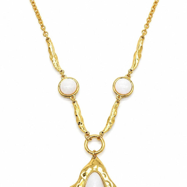 Collana Tempo A Tempo in acciaio dorato martellato con ciondolo geometrico e dettagli in resina bianco latte