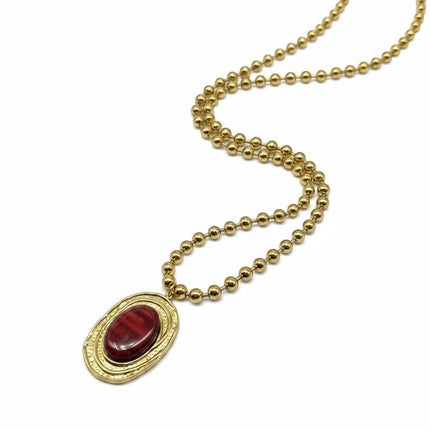 Tempo A Tempo collana da donna in acciaio dorato con catena a sfere e ciondolo ovale con resina rossa martellata.