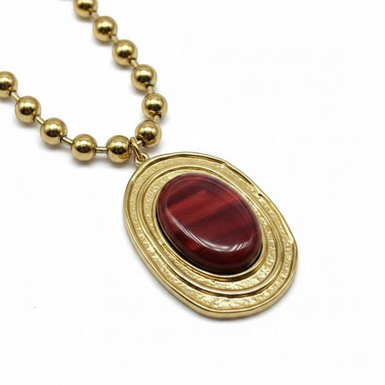 Tempo A Tempo collana da donna in acciaio dorato con catena a sfere e ciondolo ovale con resina rossa martellata.