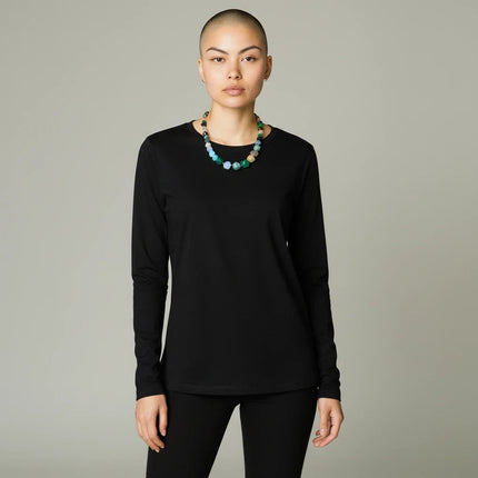 Modella indossa collana girocollo Tempo A Tempo Shelly in agata naturale sfaccettata multicolore su maglia nera