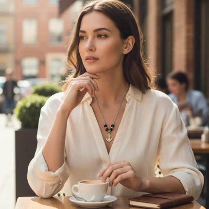 Donna che indossa la collana Tempo A Tempo 2Jewels in acciaio con ciondolo a forma di ancora e perle nere