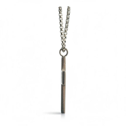 Collana uomo Tempo A Tempo in acciaio con ciondolo a croce martellata, vista laterale, catena da 50cm anallergica