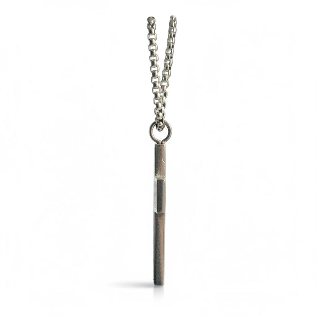 Collana uomo Tempo A Tempo in acciaio con ciondolo a croce martellata, vista laterale, catena da 50cm anallergica