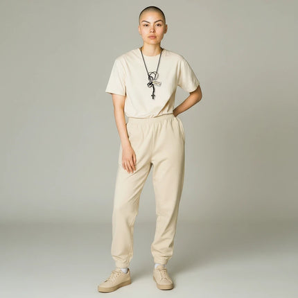 Modello indossa collana Tempo A Tempo 2Jewels con cordura nera e croce in acciaio su t-shirt beige