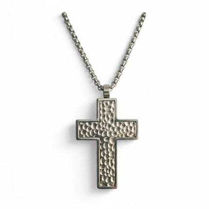Collana uomo Tempo A Tempo in acciaio anallergico con ciondolo a croce martellata, catena da 50cm