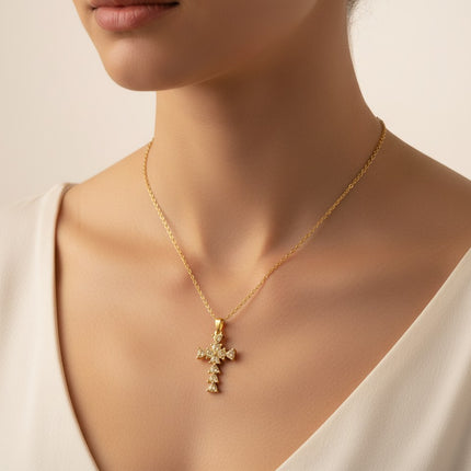 Collana Tempo A Tempo in acciaio dorato con ciondolo a croce decorato da cristalli a forma di cuore indossata
