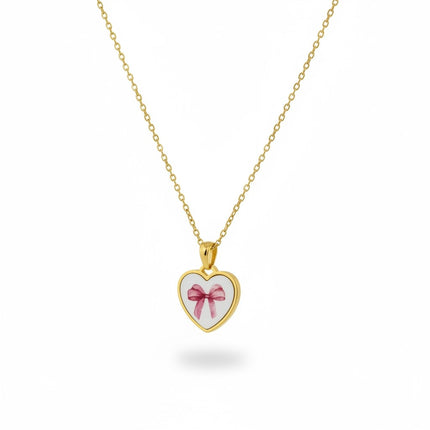 Collana Tempo A Tempo in acciaio dorato con ciondolo a cuore smaltato e fiocco rosa, design elegante e femminile.