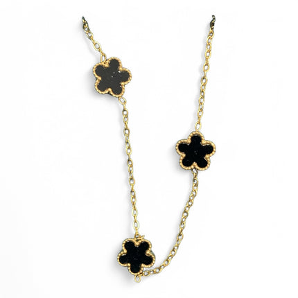 Collana Tempo A Tempo in acciaio dorato con tre ciondoli a forma di fiore nero lucido e catena sottile
