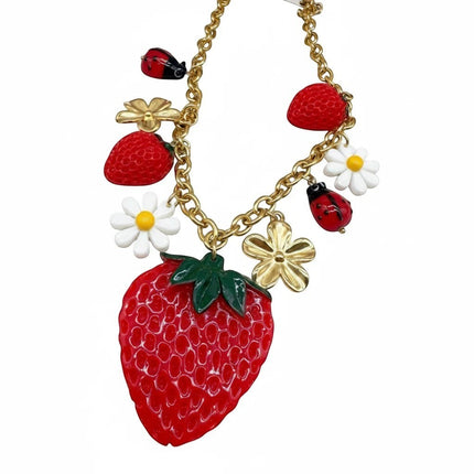 Tempo A Tempo collana dorata con ciondoli fragola, margherita e coccinella in resina smaltata. Stile pop.